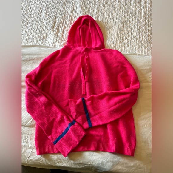 360 Cashmere Sweaters - 360 Cashmere Sweater with a Hood
Size medium